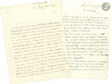une vieille lettre sur laquelle figurent des mots écrits à l'encre noire, à côté d'un bout de papier sur lequel sont écrits des mots