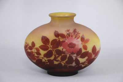 un vase jaune orné d'une fleur rose