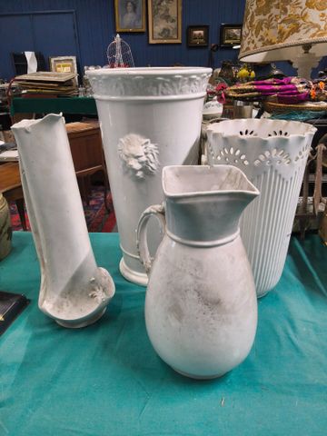 En porcelaine : un porte-parapluie, un grand vase, deux verseuses...