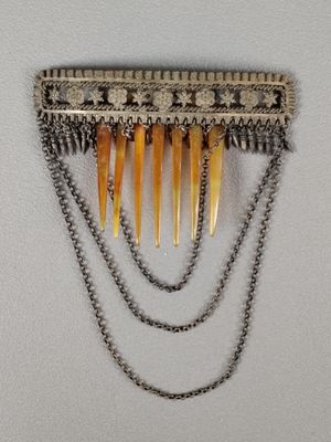 un peigne à cheveux en argent et en or orné de pointes