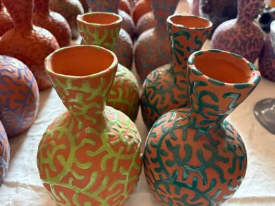 de nombreux vases posés sur une table