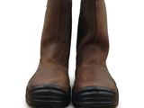une paire de bottes en cuir marron sur fond blanc
