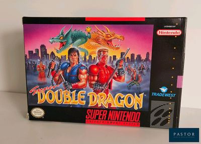La boîte du jeu Double Dragon est posée sur une table.