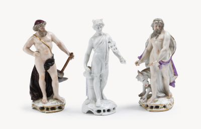 trois figurines représentant un homme, une femme et un chien