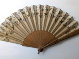 un ventilateur accroché au mur, à côté d'un mur