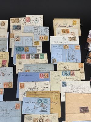 plusieurs types de timbres et d'enveloppes sur une surface noire