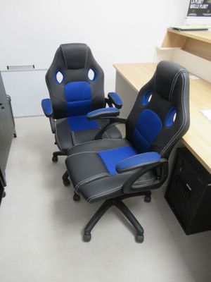 deux chaises de bureau placées l'une à côté de l'autre