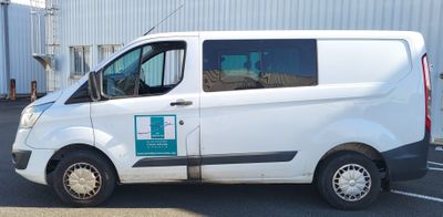 une camionnette blanche garée dans un parking
