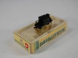 un petit train miniature dans une boîte en plastique