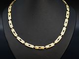 un collier à chaîne en or sur un mannequin mannequin mannequin mannequin mannequin mannequin mannequin mannequin mannequin mannequin