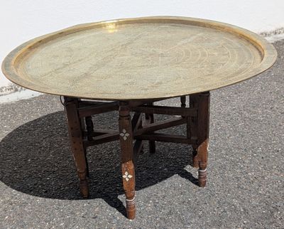 une table sur laquelle est posé un plateau