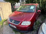 une voiture rouge garée dans un parking