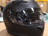 un casque posé sur une table dans un magasin
