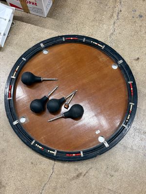 une horloge posée par terre à côté d'une paire de ciseaux