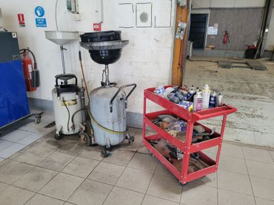 une photo d'une cuisine avec un évier et un chariot rouge