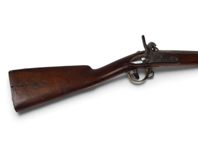 un vieux fusil avec un canon en bois et une poignée en bois