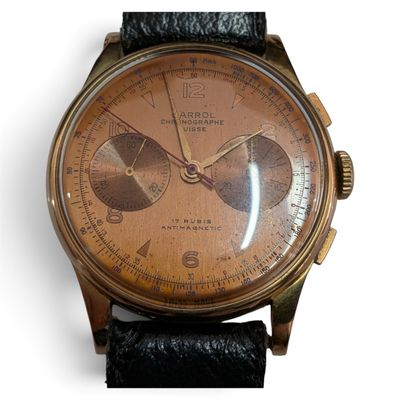 gros plan d'une montre sur une surface blanche