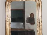 un miroir accroché au mur