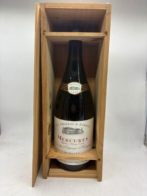 une bouteille de vin dans un coffret en bois sur une table