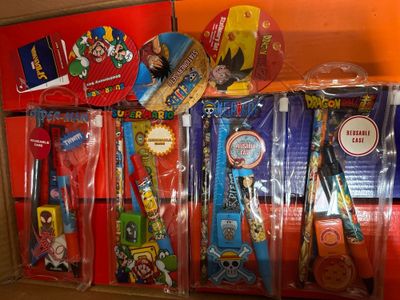 une boîte remplie de brosses à dents et de dentifrice pour enfants