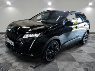une photo d'un 4x4 noir garé dans un garage