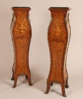 Paire de sellettes hautes en bois de placage et marqueterie …