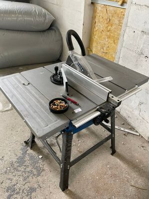 une scie à table posée sur un établi