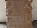 une grande pile de cartons sur une palette dans un entrepôt
