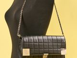 un sac à main noir sur un mannequin, un mannequin, un mannequin, un mannequin, un mannequin, un mannequin, un mannequin, un mannequin, un mannequin