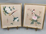 deux tableaux représentant des oiseaux et des fleurs, exposés dans un cadre doré