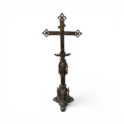 une vieille croix en métal sur fond blanc, avec un fond blanc