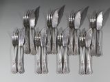 beaucoup de fourchettes et de cuillères accrochées au mur