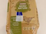 un gros plan sur un sac de provisions posé sur une table