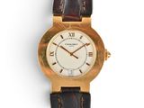 une montre-bracelet en or dont le cadran est orné de chiffres romains