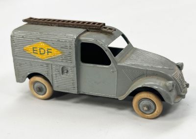 un camion jouet posé sur une surface blanche