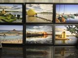 quatre photos encadrées représentant différents paysages, posées sur une table