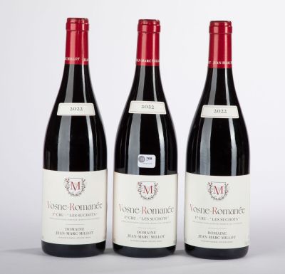 trois bouteilles de vin rouge posées sur une table blanche