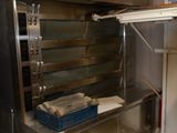 une grande cuisine professionnelle avec beaucoup d'équipements en inox