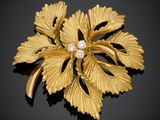 une broche en forme de fleur en or et diamants