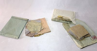 une liasse de billets posée sur une table blanche