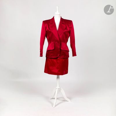 une robe rouge et une veste sur un mannequin, un mannequin, un mannequin, un mannequin, un mannequin, un mannequin, un mannequin, un mannequin, un mannequin, un mannequin, un mannequin, un mannequin, un mannequin, un mannequin, un mannequin, un mannequin, un mannequin, un mannequin, un mannequin, un mannequin, un mannequin, un mannequin, un mannequin, un mannequin, un mannequin, un mannequin, un mannequin, un mannequin, un mannequin, un mannequin, un mannequin, un mannequin, un mannequin, un