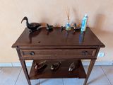 une table en bois surmontée d'une étagère sur laquelle sont posés divers objets