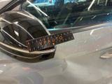 a sticker on the side mirror of a car that says vauto