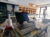 un ordinateur portable posé sur un bureau dans une pièce