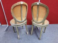 Paire de chaises en bois rechampi gris vert à décor de ruban… (photo 3)
