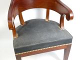 une image représentant une chaise en bois avec une assise noire sur fond blanc