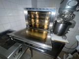 un four posé sur une table dans la cuisine