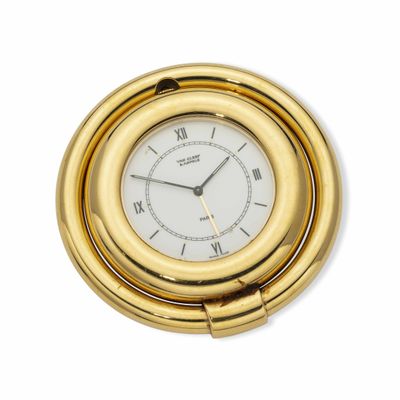 une horloge en or avec des chiffres romains sur le cadran