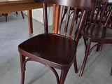 de nombreuses chaises en bois et une table dans une pièce