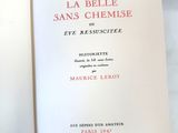 un livre ouvert sur une table blanche